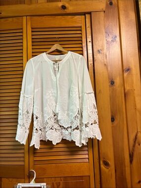 Chico's White Crochet Hem Tie-Neck Blouse length 25”pit to pit 19”